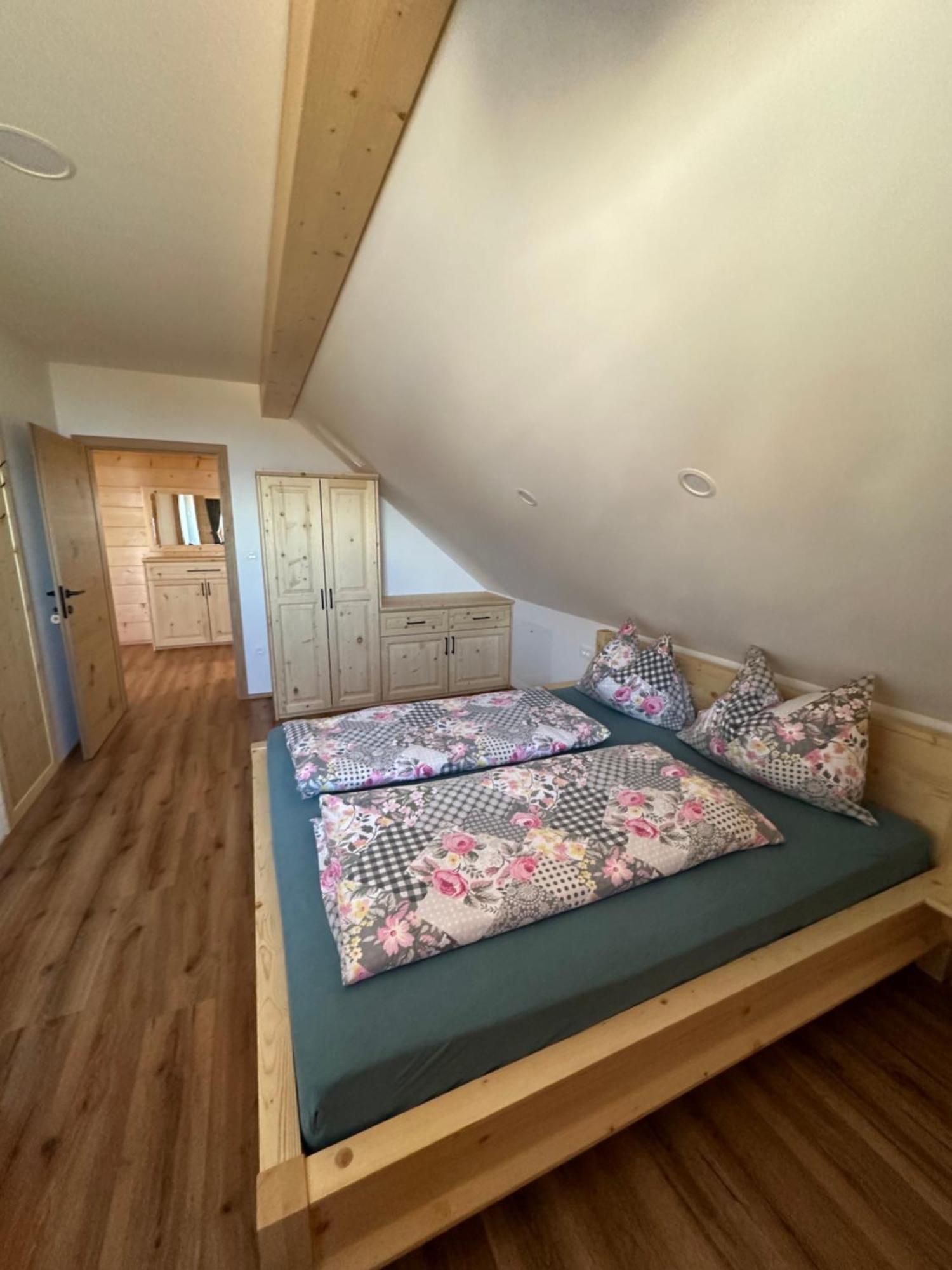 Guest House Pr Ambruzarju & Apartments Cerklje na Gorenjskem Quarto foto