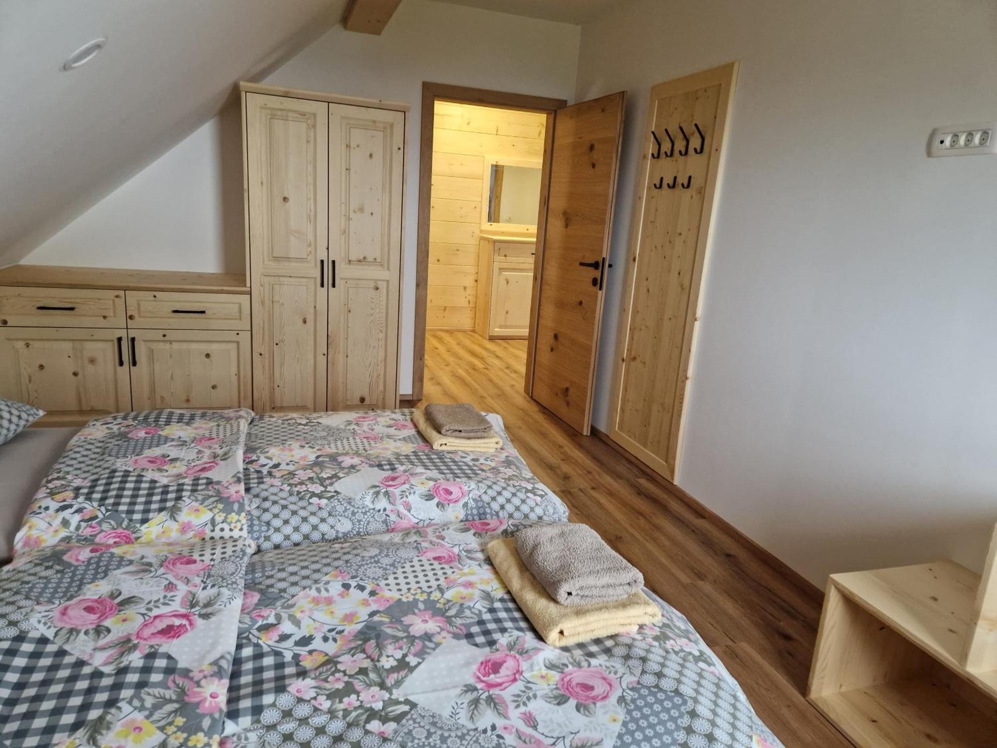 Guest House Pr Ambruzarju & Apartments Cerklje na Gorenjskem Quarto foto